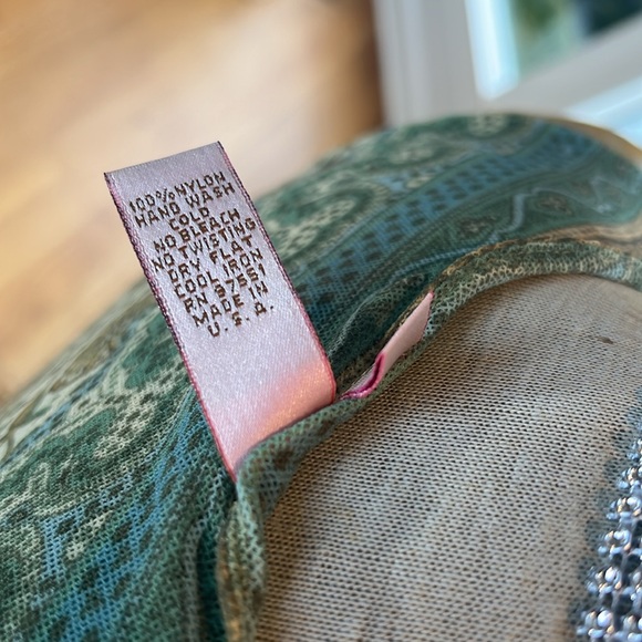 Sweet pea sleeveless top S flattering stretchy material. Fun boho pattern - Picture 6 of 6